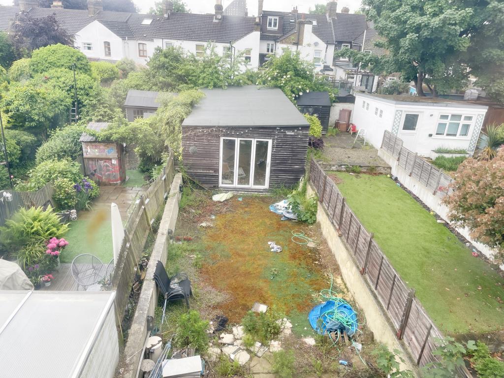 Lot: 76 - LARGE HOUSE FOR REFURBISHMENT CLOSE TO TOWN CENTRE WITH POTENTIAL FOR CONVERSION - Rear garden and annex at house for improvement